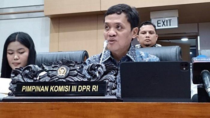 MEME PRABOWO JOKOWI -  Ketua Komisi III DPR RI, Habiburokhman di Kompleks Parlemen, Jakarta pada Selasa (17/12/2024). Dalam surat jaminan yang dikirimkannya ke Mabes Polri, ia menegaskan bahwa mahasiswi ITB yang ditangkap atas kasus meme Prabowo-Jokowi tidak akan melarikan diri. (Kompas.com/Rahel)