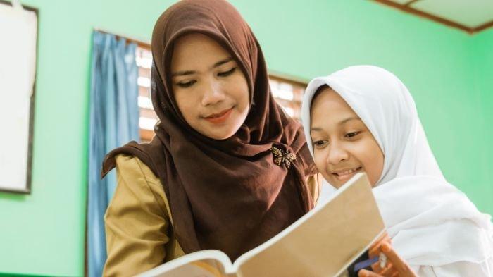 UCAPAN PERPISAHAN 2025 - Ilustrasi guru dan anak sekolah. Berikut contoh kata-kata ucapan perpisahan kelas 6 untuk guru yang singkat dan bikin nangis (Grafis TribunKaltim.co via Canva)