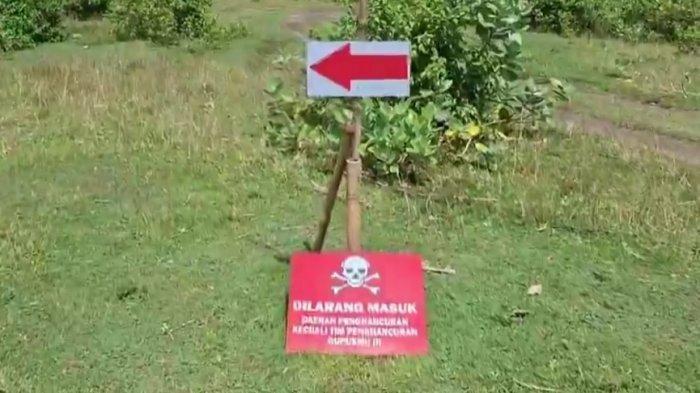 LOKASI PEMUSNAHAN AMUNISI - Penampakan lokasi pemusnahan amunisi kedaluwarsa di Garut Selatan, Jawa Barat. Lokasinya juga jauh dari permukiman warga sekitar. Papan peringatan tanda bahaya juga sudah terpasang di lokasi. Papan peringatan tersebut diletakkan di sisi jalan akses keluar masuk menuju lokasi pemusnahan bahan peledak. Papan peringatan tanda bahaya itu bertuliskan 'Dilarang Masuk, Daerah Penghancuran, Kecuali Tim Penghancuran' disertai gambar tengkorak. (Tangkapan Layar X(twitter)/@umbisambat)