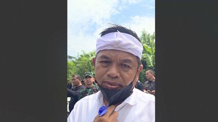 LEDAKAN AMUNISI - Gubernur Jawa Barat, Dedi Mulyadi, menengok lokasi kejadian dan keluarga korban tewas ledakan amunisi di Desa Sagara, Kecamatan Cibalong, Garut, Selasa (13/5/2025).(Tangkap layar video Dedi Mulyadi)