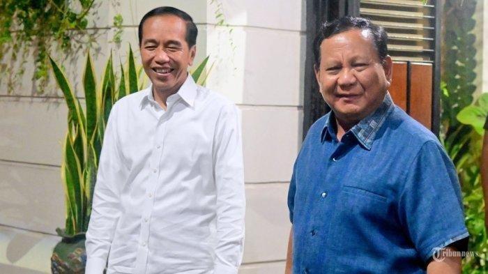 PRABOWO DAN JOKOWI - Dalam foto: Presiden Ri Prabowo Subianto makan malam bersama Presiden RI ke-7 Joko Widodo (Jokowi) di Omah Semar, Laweyan, Solo, Jawa Tengah, Minggu (3/11/2024). Jokowi menganggap mahasiswi ITB yang membuat meme dirinya berciuman dengan Prabowo sudah kebablasan. Hal ini disampaikan Jokowi di Solo, Jawa Tengah, pada Rabu (14/5/2025). (HO/Biro Pers Sekretariat Negara)