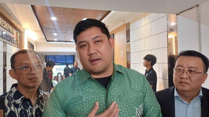 ISU IJAZAH JOKOWI - Podcaster Michael Sinaga memenuhi panggilan klarifikasi sebagai saksi di Polda Metro Jaya terkait kasus tuduhan ijazah palsu milik Presiden Indonesia ke-7, Joko Widodo. Ini sosoknya (KOMPAS.com/BAHARUDIN AL FARISI)
