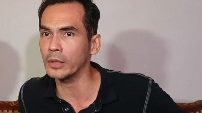 RUMAH ATALARIK DIBONGKAR - Atalarik Syach saat ditemui di kawasan Cibinong, Kabupaten Bogor, Jawa Barat, Kamis (15/5/2025). Atalarik Syach bercerita soal rumahnya yang dibongkar eksekutor dari PN Cibinong karena kasus sengketa tanah.  (Tribunnews/Bayu Indra Permana)
