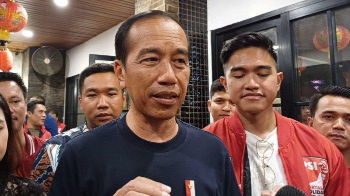 KETUA UMUM PSI - Jokowi, Kaesang dan kader muda PSI saat makan malam di Bandung, Jawa Barat beberapa waktu lalu. PSI akan menggelar pemilihan Ketua Umum yang baru. Nama Jokowi dan Kaesang masuk daftar calon. Respons PDIP terkait masuknya nama Jokowi dalam bursa. (KOMPAS.com/RIZKY SYAHRIAL )