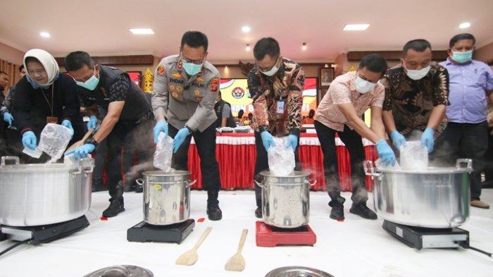 PEMUSNAHAN NARKOBA - Polda Kalimantan Timur melakukan pemusnahan barang bukti narkoba hasil pengungkapan sembilan kasus sepanjang awal tahun 2025. Barang bukti yang dimusnahkan antara lain sabu seberat 40,45 kilogram dan ganja seberat 526 gram, Jumat (16/5/2025). 