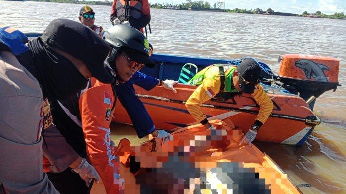 KORBAN TENGGELAM DITEMUKAN - Rivaldi (22), pedagang buah terapung warga Desa Loa Duri Ulu yang tenggelam di perairan Sungai Mahakam Kecamatan Palaran, Kota Samarinda, Sabtu (17/5/2025). Ia telah ditemukan Tim SAR Gabungan dalam kondisi meninggal dunia. 
