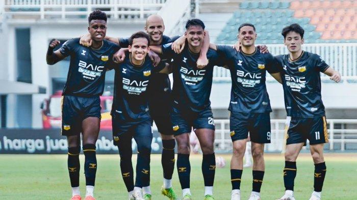 DEWA UNITED OPTIMIS - Skuad Dewa United merayakan kemenangan laga di Liga 1 yang diunggah dalam X @dewaunitedfc diposting pada 9 Mei 2025. Dewa United saat ini berada dalam pole position untuk mengamankan posisi runner-up Liga 1 2024-2025. Pelatih Dewa United, Jan Olde Riekerink berjanji Dewa United bakal tampil sebaik mungkin andai mewakili Indonesia di kompetisi antarklub Asia. (X @dewaunitedfc_)