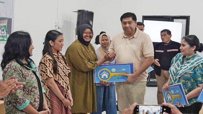 MENTERI SERAHKAN KUNCI - Menteri Perumahan dan Kawasan Permukiman Republik Indonesia, Maruar Sirait secara simbolis menyerahkan kunci rumah subsidi kepada warga penerima manfaat di kawasan perumahan Mentari Village KM 21, Kelurahan Karang Joang, Kecamatan Balikpapan Utara, Kalimantan Timur, Minggu (18/5/2025). 