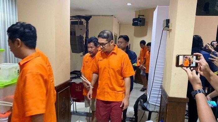 KASUS JUDI ONLINE - Sidang kasus pengamanan situs judi online telah menjerat empat terdakwa, yakni Zulkarnaen Apriliantony, Adhi Kismanto, Alwin Jabarti Kiemas, dan Muhjiran alias Agus.  Berikut 4 fakta Budi Arie Setiadi disebut dalam dakwaan kasus judi online. Terungkap ada kode jatah setoran untuk Mantan Menkominfo tersebut. (Tribunnews.com/Reynas Abdila)