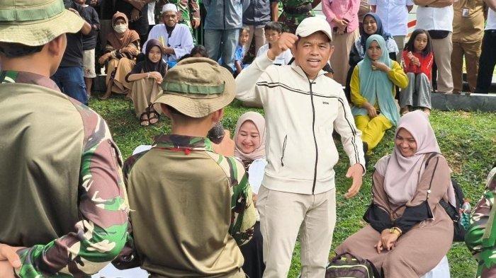 BARAK MILITER - Gubernur Jawa Barat Dedi Mulyadi berdialog dengan pelajar dan orang tua usai program pendidikan karakter di barak militer Resimen Armed 1/ Sthira Yudha Purwakarta, Minggu (18/5/2025). (tribunjabar.id/ Deanza Falevi)