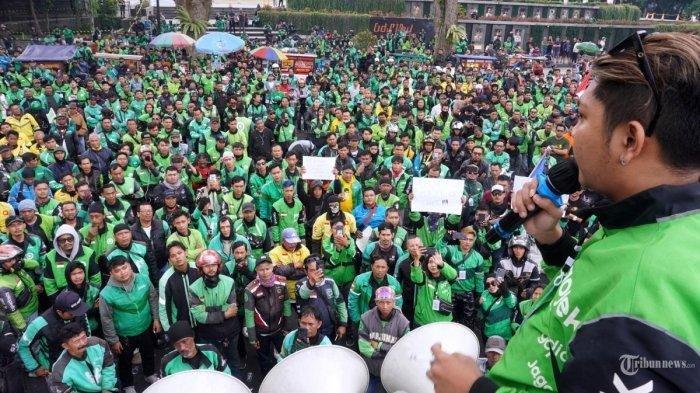DEMO OJOL - Ilustrasi: Puluhan ribu ojol dan taksi online akan demo di beberapa titik pada Selasa (20/52025). Mereka akan menutup layanan, sehingga diprediksi Jakarta dan sekitarnya lumpuh. (Dok Tribunnews)
