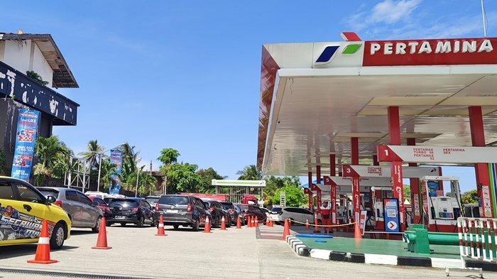 PERTAMAX BALIKPAPAN KOSONG - Suasana antrean Panjang Kendaraan di SPBU, Jalan MT. Haryono, Kota Balikpapan, Provinsi Kalimantan Timur. Hal ini lengkap dengan potret kemacetan yang ditimbulkan dari antrean kendaraan, Senin (19/5/2025) siang. 