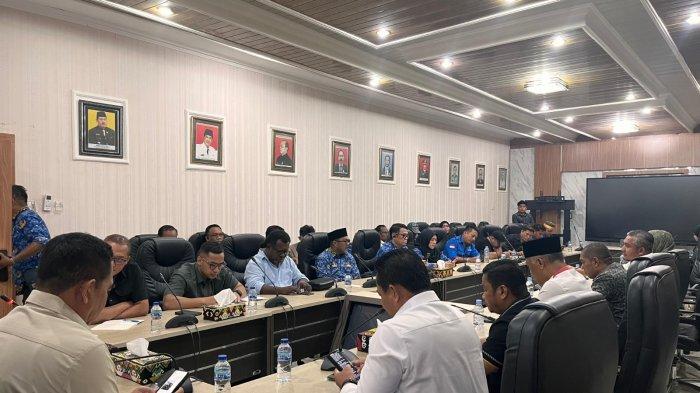 TINGGALKAN FORUM RAPAT - Jajaran manajemen Pertamina Patra Niaga memilih walk out dari Rapat Dengar Pendapat (RDP) yang berlangsung di Kantor DPRD Balikpapan, Kalimantan Timur, Selasa (20/5/2025). (TRIBUNKALTIM.CO// ARY NINDITA)