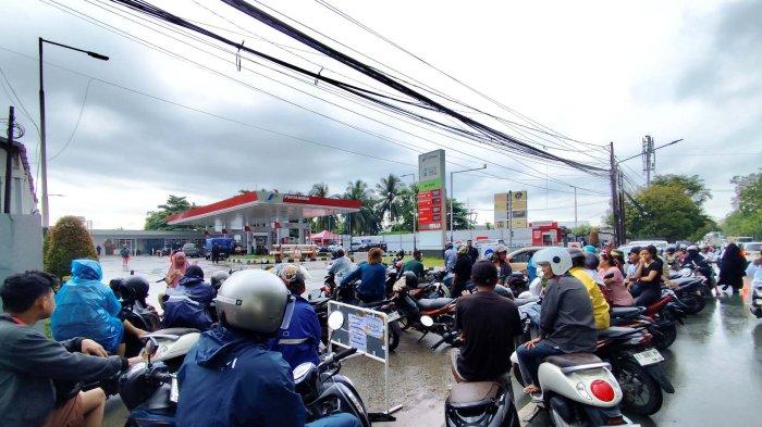 ANTREAN BBM PANJANG – Ratusan pengendara roda dua memadati area SPBU Batakan, Kota Balikpapan, Kalimantan Timur, untuk mengantre pengisian bahan bakar, Selasa (20/5/2025). Antrean terjadi sejak pagi hingga siang hari, dipicu oleh terbatasnya pasokan dan stok Pertamax yang telah habis di lokasi tersebut. 