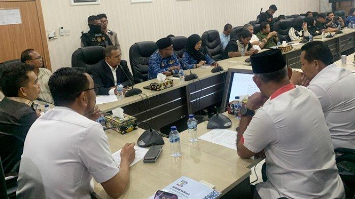 KELANGKAAN BBM - Anggota DPRD Balikpapan meluapkan amarahnya dalam forum rapat dengar pendapat (RDP) yang menyoroti kelangkaan bahan bakar minyak (BBM) jenis pertamax di Kota Minyak, pada Selasa (20/5/2025). (TRIBUNKALTIM.CO/ARY NINDITA)