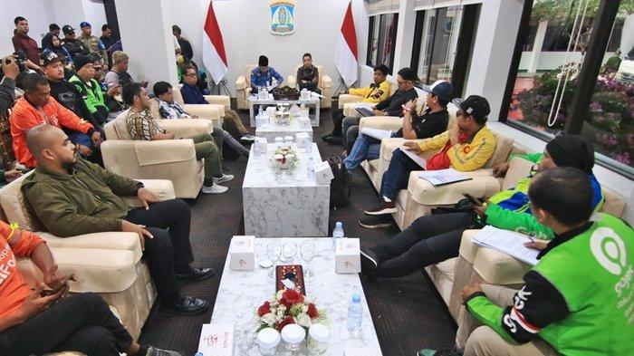 DEMO OJOL BALIKPAPAN - Ketua DPRD Kota Balikpapan, Alwi Al Qadri, menyatakan dukungan penuh terhadap aspirasi para driver transportasi daring yang tergabung dalam Aliansi Masyarakat Kaltim Bersatu (AMKB), Selasa (20/5/2025). Hal ini disampaikannya saat menerima audiensi perwakilan aplikator dan mitra pengemudi online di Ruang VIP Kantor Wali Kota Balikpapan. (TRIBUNKALTIM.CO/DWI ARDIANTO)