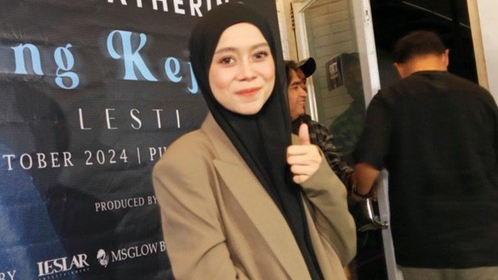 DILAPORKAN KE POLISI - Penyanyi Lesti Kejora diduga melakukan pelanggaran hak cipta hingga membuatnya dilaporkan ke polisi. Ini duduk persoalan kasus tersebut. Pedangdut Lesti Kejora di Tebet, Jakarta Selatan, Kamis (26/9/2024). (Warta Kota/Arie)