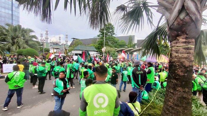 HASIL DEMO OJOL - Ojol saat melakukan demo di depan Kantor Gubernur Kalimantan Timur, Selasa (20/5/2025).
