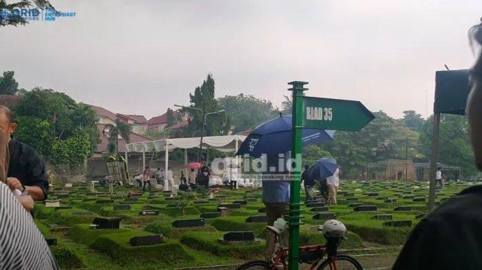PEMAKAMAN IBRAHIM SJARIEF - Tangkap layar suasana pemakaman suami Najwa Shihab, Ibrahim Sjarief Assegaf di TPU Jeruk Purut, Jakarta Selatan, Rabu (21/5/2025) yang diguyur hujan lebat. (Tangkap layar YouTube GRIDID)