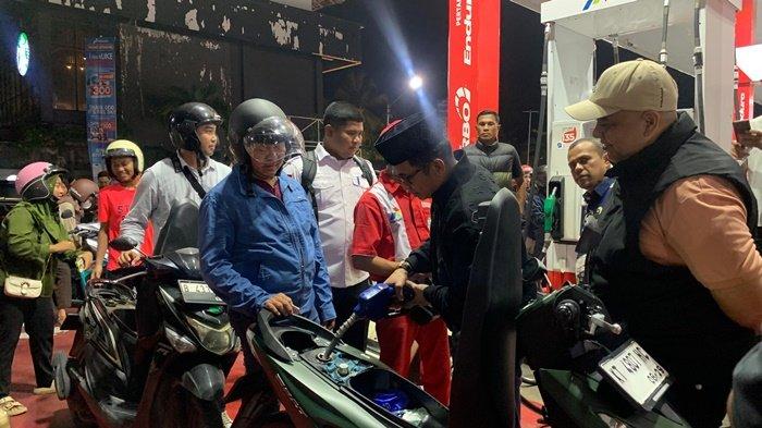 GANTIKAN PETUGAS SPBU - Wali Kota Rahmad Mas'ud saat menggantikan peran salah satu petugas SPBU di Kota Balikpapan, Kalimantan Timur, Rabu (21/5/2025) malam. Ia menyampaikan terima kasih kepada warga yang tetap menjaga kondusivitas kota saat terjadi kelangkaan BBM.(TRIBUNKALTIM.CO/ARY NINDITA)