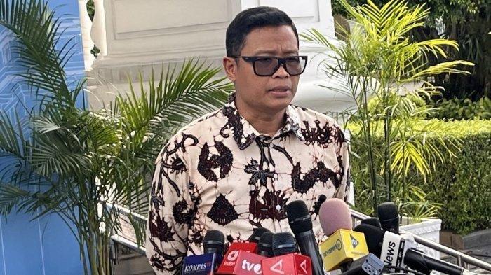 DIRJEN PAJAK - Direktur Jenderal Pajak (Dirjen Pajak) Kementerian Keuangan, Bimo Wijayanto, usai bertemu Presiden RI Prabowo Subianto, di Istana Kepresidenan, Jakarta, Selasa, (20/5/2025).