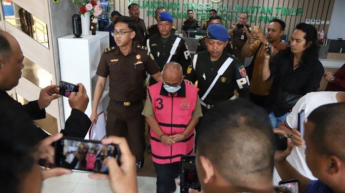 PENYELEWENGAN DANA REKLAMASI - Kepala Dinas Pertambangan dan Energi (Distamben) Kalimantan Timur periode 2010–2018, AMR, ditahan dan ditetapkan tersangka terkait penyelewangan dana reklamasi tambang batu bara oleh Kejati Kaltim. Tercatat ada satu perusahaan yang terlibat dalam perkara ini.