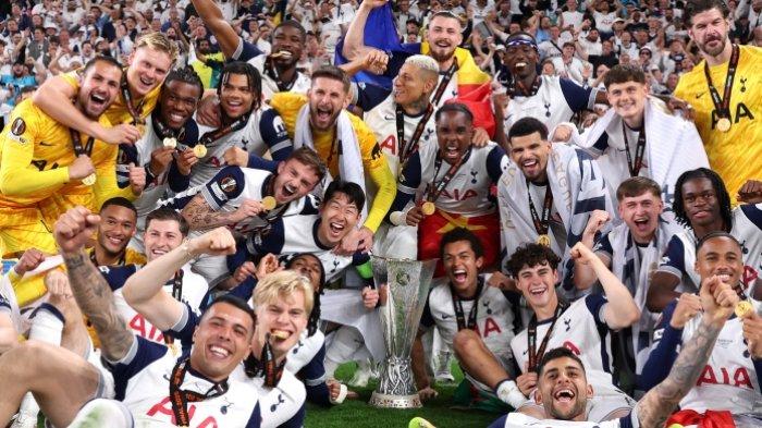 SPURS JUARA - Pemain Tottenham Hotspur merayakan gelar juara Liga Europa usai mengalahkan Manchester United di partai final dengan skor 1-0. (X/UEFA Europa League)