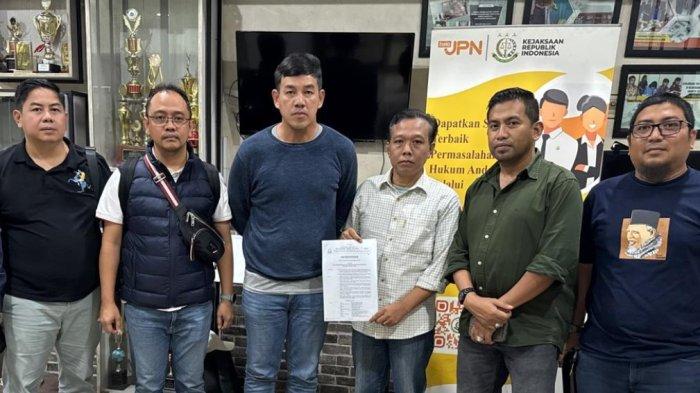 KORUPTOR BURONAN KEJATI - Saat Wendy (47) selaku direktur utama PT. Multi Jaya Concept, yang merupakan DPO, ditangkap oleh Tim Satgas Intelijen Reformasi dan Inovasi (SIRI) Kejaksaan Agung bersama Tim Intelijen Kejaksaan Tinggi Kalimantan Timur dan Kejaksaan Negeri Samarinda pada Kamis, 22 Mei 2025. 