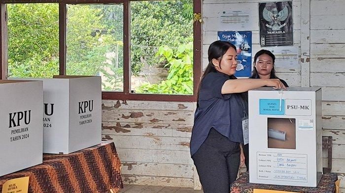 Warga Ujoh Bilang, di ibukota Kabupaten Mahakam Ulu (Mahulu) mulai menyalurkan hak suara dalam Pemilihan Suara Ulang atau PSU Pilkada Mahulu 2024, Sabtu (24/5/2025) pagi di Ujoh Bilang, Kabupaten Mahakam Ulu, Kalimantan Timur. 