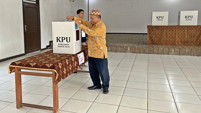 PILKADA MAHULU 2024 - Wakil Bupati ikuti dengan antusias kegiatan PSU Kabupaten Mahakam Ulu yang dilaksanakan pada Sabtu (24/5/2025). Usai mencoblos, Yohanes Avun mengajak seluruh masyarakat untuk berpartisipasi aktif dalam Pilkada Mahulu 2024.  