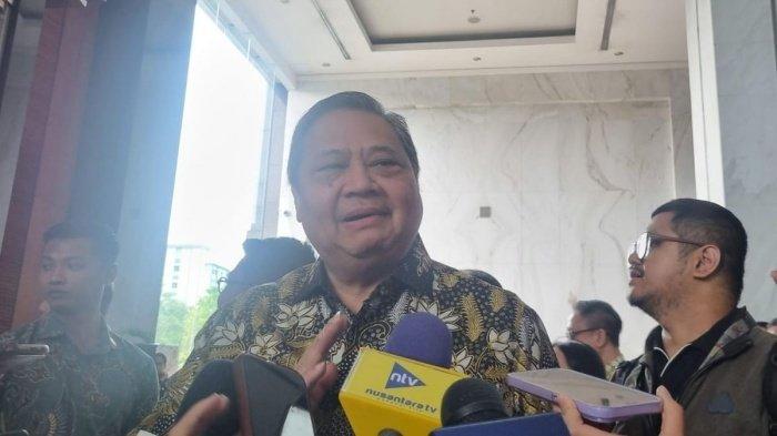 BSU 2025 - Menteri Koordinator Bidang Perekonomian Airlangga Hartarto setelah acara pelantikan di Gedung Kemenkeu, Jakarta, Jumat (23/5/2025). Penjelasan Menko Airlangga terkait BSU 2025 yang akan cair mulai Juni 2025. (Kompas.com/ISNA RIFKA SRI RAHAYU)