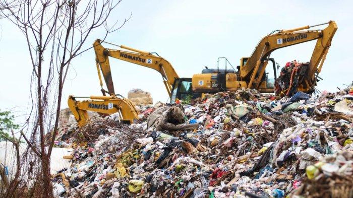 AKSI PILAH SAMPAH - Sebuah alat berat ekskavator mengeruk timbunan sampah di Tempat Pembuangan Akhir (TPA) Manggar, Kota Balikpapan, Kalimantan Timur. Volume sampah yang terus meningkat menjadi sorotan DPRD Balikpapan, seiring larangan dari KLHK terkait perluasan TPA dan pentingnya pengurangan sampah dari sumbernya. 