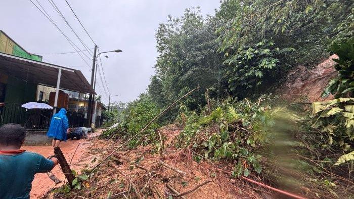 LONGSOR DI TALANGSARI - Tanah Longsor menutup akses jalan perumahan dan membanjiri rumah warga akibatnya air meluber sampai ke rumah seorang warga di Perumahan Talangsari Regency RT 31 Kelurahan Tanah Merah Kecamatan Samarinda Utara Kalimantan Timur, Selasa (27/5/2025).Warga berharap Pemerintah Kota melalui Dinas terkait membantu mengantisipasi dan membersihkan tanah longsor yang terjadi 12 kalinya di akses perumahan warga. 