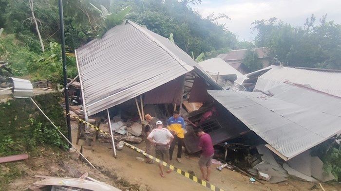 LONGSOR DI SAMARINDA - Kondisi bangunan rumah yang runtuh akibat tanah longsor di Jalan Gerilya, gang Keluarga RT 102 Kelurahan Sungai Pinang Dalam, Samarinda Utara Kota Samarinda, Selasa, (27/5/2025). (TribunKaltim.co/Gregorius Agung Salmon)