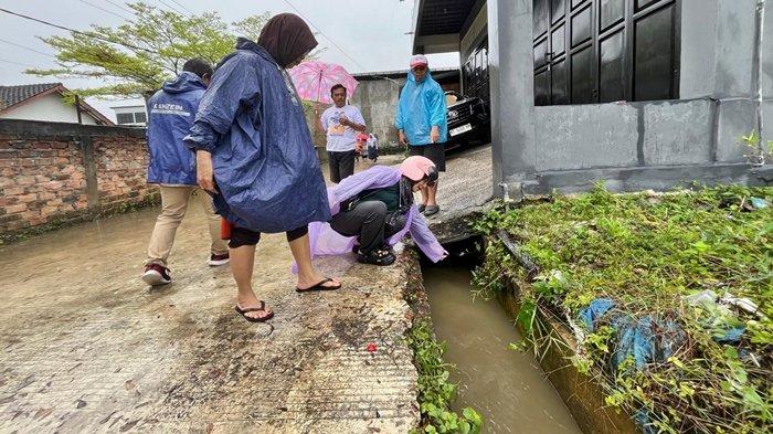 BALITA BALIKPAPAN TENGGELAM - Lokasi diduga tenggelam dan hanyut bocah di parit drainase RT 76 Batu Ampar, Balikpapan Utara, Selasa (27/5/2025). Tim gabungan dari BPBD Balikpapan, Basarnas, dan pihak kepolisian telah diterjunkan ke lokasi untuk melakukan proses pencarian dan evakuasi. 