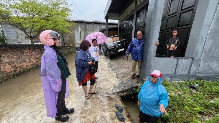 BALITA BALIKPAPAN TENGGELAM - Lokasi diduga tenggelam dan hanyut bocah di parit drainase RT 76 Batu Ampar, Balikpapan Utara, Selasa (27/5/2025). Tim gabungan dari BPBD Balikpapan, Basarnas, dan pihak kepolisian telah diterjunkan ke lokasi untuk melakukan proses pencarian dan evakuasi. (TRIBUN KALTIM.CO/DWI ARDIANTO) 