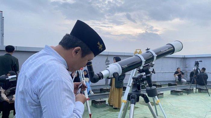 IDUL ADHA 2025 - Ilustrasi pemantauan hilal awal Zulhijah 1445 H untuk menentukan hari raya Idul Adha 2024. Proses pemantauan hilal di UINSA Surabaya, Selasa (9/4/2024).(Kompas.com/Andhi Dwi)
