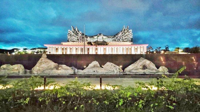 IKN DI KALTIM - Panorama Istana Garuda di IKN Nusantara, Kalimantan Timur saat Sabtu 26 April 2025 sore waktu maghrib. (TRIBUNKALTIM.CO/BUDI SUSILO)