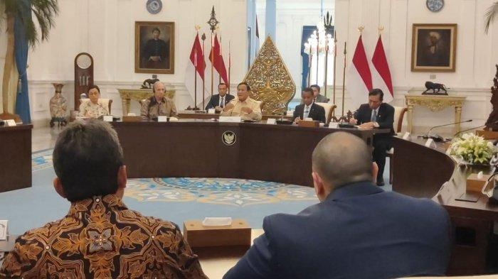 BATAL GABUNG DANANTARA - Miliarder AS Ray Dalio hadir dalam pertemuan di Istana, Jakarta, Jumat (7/3/2025) sore. Beredar kabar Ray Dalio batal bergabung sebagai Dewan Penasihat Danantara. Siapa Ray Dalio? Simak profil dan rekam jejaknya serta penjelasan Juru Bicara Danantara. (Istimewa via Kompas.com)
