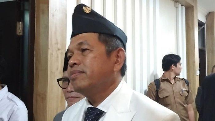 DEDI MULYADI - Gubernur Jabar, Dedi Mulyadi saat berada di Gedung DPRD Jabar, Jalan Diponegoro, Kota Bandung, Senin (26/5/2025).(Kompas.com/Faqih Rohman Syafei)