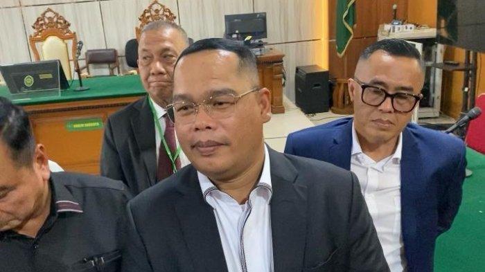 KUASA HUKUM RK - Kuasa hukun Ridwan Kamil, Muslim Jaya Butarbutar saat memberikan keterangan di Pengadilan Negeri Bandung, Rabu (28/5/2025). (Tribun Jabar/Hilman Kamaludin)
