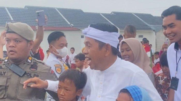DEDI MULYADI - Ribuan warga menyambut kedatangan Gubernur Jawa Barat Dedi Mulyadi di Perumahan Griya Srimahi Indah, Tambun Utara, Kabupaten Bekasi, Kamis (22/5/2025) pagi.(ACHMAD NASRUDIN YAHYA/KOMPAS.com)