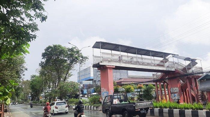 JEMBATAN PENYEBRANGAN ORANG - Kondisi terkini dari jembatan penyebrangan orang (JPO) di Jalan Slamet Riyadi kota Samarinda yang telah di bongkar sebagian. Sabtu (31/5/2025) JPO di Jalan Slamet Riyadi Samarinda dibongkar pada Jumat malam, namun warga berharap jembatan tersebut segera dibangun kembali agar akses menyeberang, terutama bagi orang tua menuju Masjid Darunni’mah, tetap aman dan nyaman.