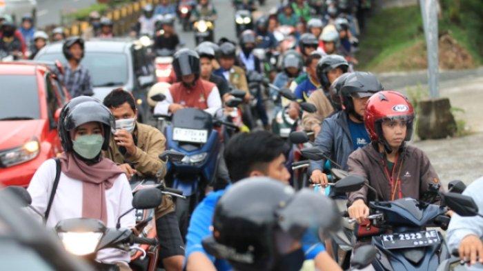 PERTAMAX BALIKPAPAN KOSONG - Suasana antrean BBM di salah satu SPBU di Balikpapan, Selasa (204/2025). Warga Balikpapan antre BBM, 7 poin kesepakatan Pertamina dengan DPRD, siap bertanggung jawab dan minta maaf. (TribunKaltim.co/Dwi Ardianto)