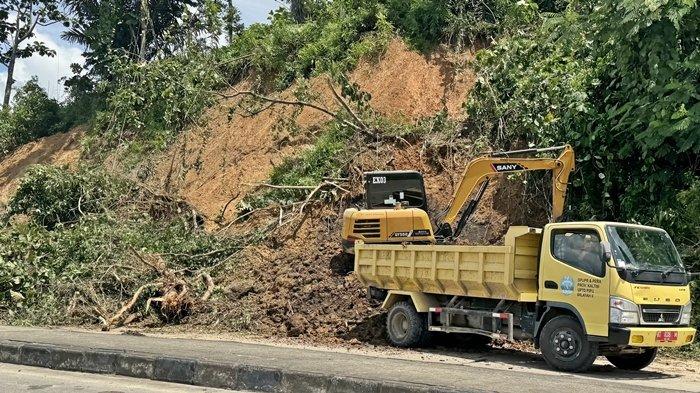 LONGSOR DI SAMARINDA - Kawasan Teluk Bajau di Kelurahan Mangkupalas, Samarinda Seberang, yang rawan longsor saat musim hujan. Meski tidak berdampak langsung ke permukiman, tanah longsor kerap mengganggu aktivitas lalu lintas dan membahayakan pengendara pada 13 Mei 2025. Camat Samarinda Seberang, Aditya Koesprayogi, mengungkapkan bahwa kawasan rawan longsor sudah teridentifikasi sejak lama, dan penanganan jangka pendek hingga upaya kolaboratif jangka panjang terus diupayakan, Minggu (1/6/2025). 
