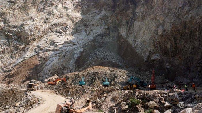 EVAKUASI KORBAN LONGSOR - Petugas menggunakan alat berat beko mengeruk material batu yang menimbun sejumlah pekerja tambang di lokasi longsor Tambang Galian C, Gunung Kuda, Desa Cipanas, Kecamatan Dukupuntang, Kabupaten Cirebon, Jawa Barat, Sabtu (31/5/2025). Longsor yang terjadi pada Jumat, 30 Mei 2025, sekitar pukul 10.00 WIB tersebut menimpa puluhan pekerja yang sedang beraktivitas muat material batu ke truk dan menyebabkan 17 orang meninggal dunia. (Tribun Jabar/Gani Kurniawan)