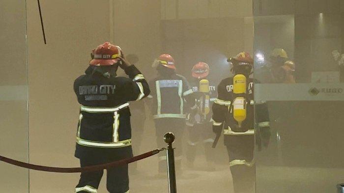 KEBAKARAN DI BIG MALL - Momen saat relawan ‘Danau City’ di lokasi kejadian kebakaran Big Mall Samarinda pada Selasa 3 Juni 2025 dini hari tadi, saat mencoba masuk menggunakan SCBA untuk membantu mengevakuasi pengunjung. (TribunKaltim.co/Mohammad Fairoussaniy)