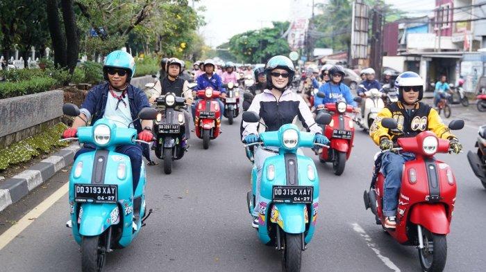 City Touring yang melalui beberapa tempat ikonik Makassar yang memiliki pemandangan indah seperti Masjid 99 Kuba dan Center Point Indonesia.