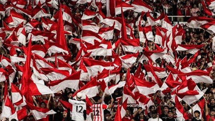 TIMNAS DAY - Aksi suporter Timnas Indonesia kibarkan bendera Merah Putih di Stadion Utama Gelora Bung Karno, Senayan, Jakarta, Selasa (25/3/2025). Akui tidak takut dengan teror suporter Timnas Indonesia, Bek Timnas China Hu Hetao mengungkap bahwa dirinya telah menantikan pertandingan tersebut.