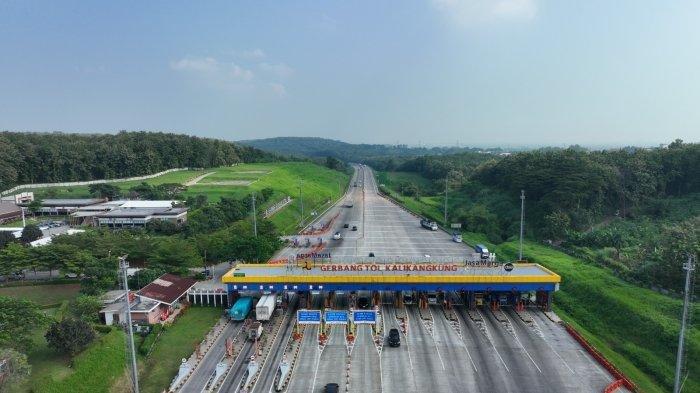 DISKON TARIF TOL - Suasana Gerbang Tol Kalikangkung, Kota Semarang, Jawa Tengah beberapa waktu lalu. Diketahui, pemerintah lewat Badan Usaha Jalan Tol (BUJT) memberikan diskon tarif tol sebesar 20 persen untuk ruas tol Trans Jawa dan Sumatera selama 10 hari.
